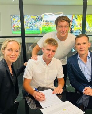 Andriy Shevchenko Instagram - Very proud couple of days for us. Congratulations to @kristianms7 on signing his first official contract with @watfordfcacademy and @jordan.shev for graduating from KCS Wimbledon and being accepted into @yale. Well done boys. Excited to see what you do next. 
Keep up the hard work.❤️