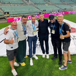 Andriy Shevchenko Instagram - Вітаю команду Збірної України та тренера Сергія Реброва з важливою нічиєю та вражаючою грою. Неймовірна концентрація і командна самовіддача! Дякую всім вболівальникам за неймовірну атмосферу на стадіоні ! Вболіваємо за наших !🇺🇦🇺🇦🇺🇦
•
Congratulations to our Ukrainian National team and our coach Serhiy Rebrov on an important draw and an impressive game. Incredible concentration and dedication of the team! Big Thank you to all the fans for an amazing atmosphere at the stadium ! 
Supporting our team ! 🇺🇦🇺🇦🇺🇦