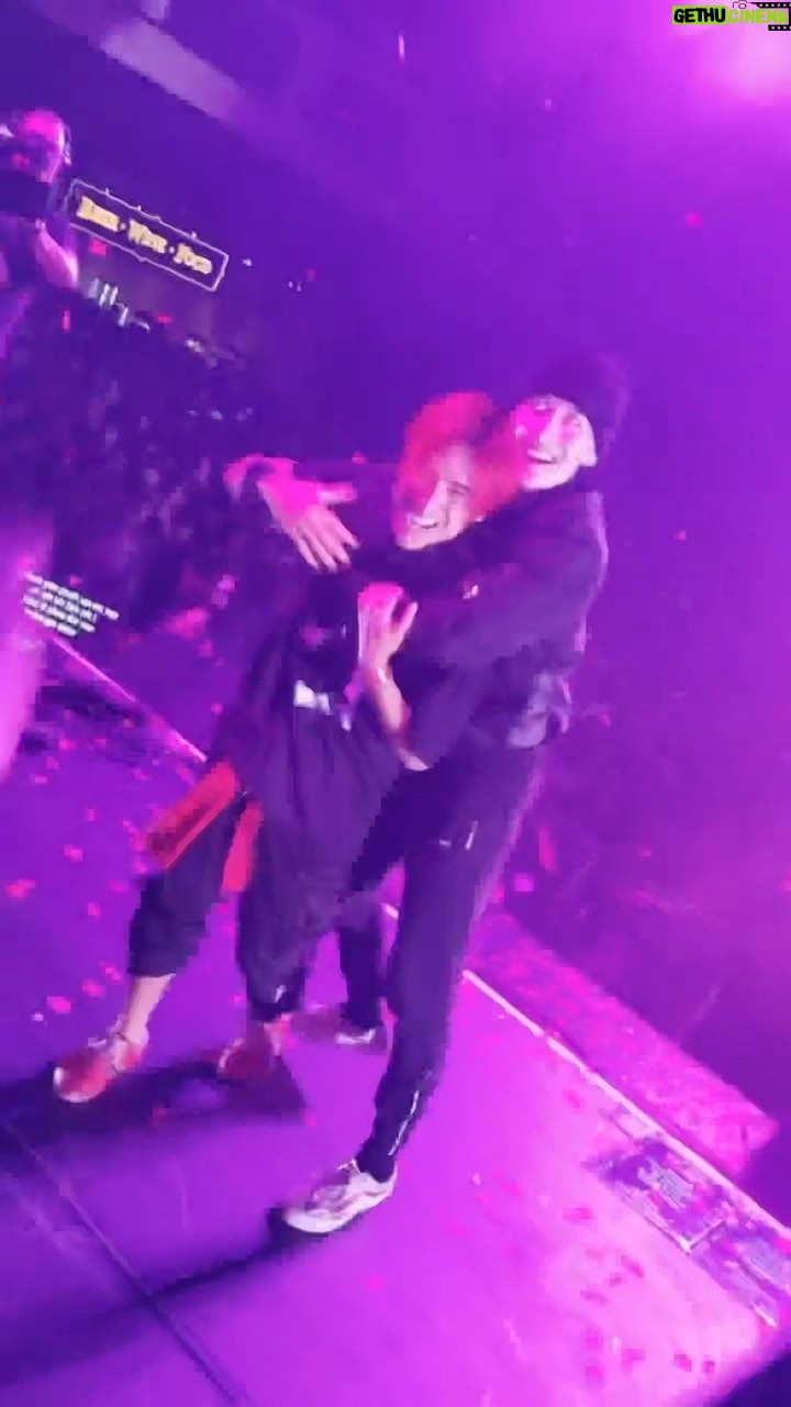 Andy Le - 10.6K Likes - Spontaneous moment from my brother @jacksonwang852g7 #MagicMan LA Concert😆
Thank you @teamwang for always treating me and my family like family 🙏💜 @darylk_ @simonarain @photojenick @kevindlaw8 @bbdoms @leilaniphan
Honestly.. I really really needed a night like this.. ✨
#jacksonwang #magicman #jacksonwangtour #magicmanworldtour #kinjaz #teamwang