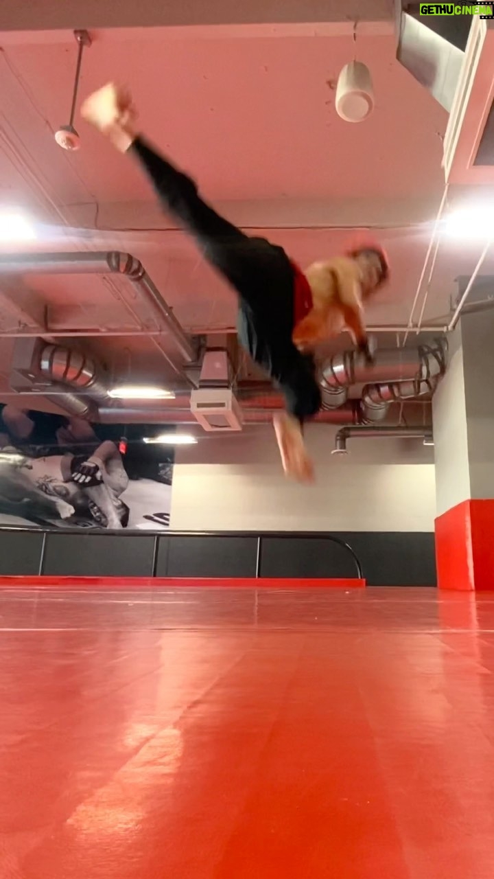 Andy Le - 168.5K Likes - 滅👺 DARK HADOU | Been consumed by the voices in the my head… On a journey to find the yin to my yang ☯️ The journey of a Martial Artist is never linear 🙏 #SatsuiNoHado #DarkHadou
@d.y._sao
@martialclubofficial @dmah_mc @brianle_official
.
.
.
.
#martialarts #kicks #kicking #taekwondo #flips #acrobatics #chenzen #kicksoffury #fistoffury #brucelee #jeetkunedo #kickboxing #muaythai #tonyjaa #mma #ufc #stunts #action #actor #donnieyen #martialclub