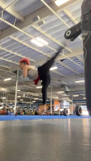 Andy Le Instagram - TIME TO START FIRING THESE KICKS OF FURY AGAIN!! 🔥SHAOLIN STYLE 👐🙏⛩️ @martialclubofficial @brianle_official @dmah_mc @d.y._sao
#kicks #martialarts #training #taekwondo #kicksoffury #wutang #shaolin #shaolinstyle #martialclub