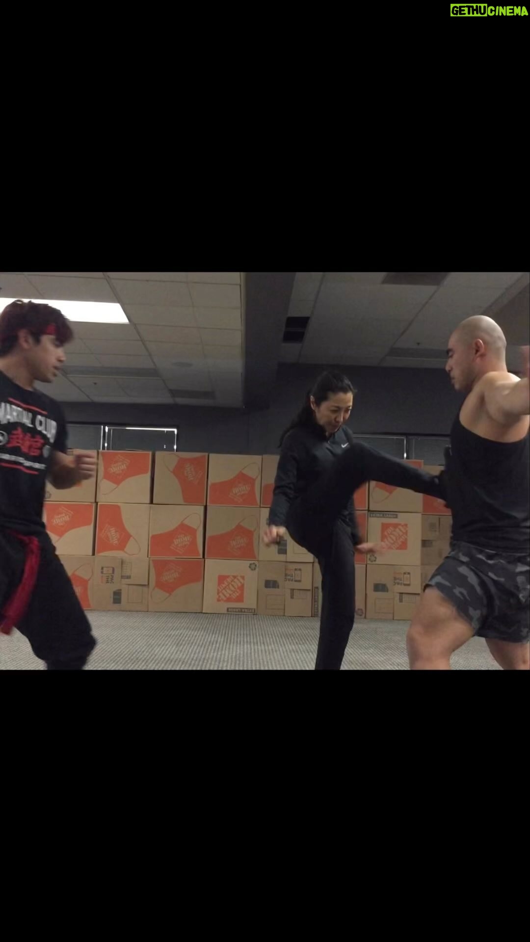 Andy Le - 22.6K Likes - HEADING INTO OSCARS WEEKEND🏆 heres a bit of what goes on behind the rehearsal and choreography process our our INFAMOUS BUTTPLUG TROPHY FIGHT 🏆- MARTIAL CLUB @martialclubofficial SQUARING OFF AGAINST THE LEGEND HERSELF MICHELLE YEOH @michelleyeoh_official 🤯 HONG KONG STYLE FOREVER 🎥🎬
THANK YOU #THEDANIELS and @A24 for believing in us and BIG UPS to our EEAAO Family, cast and crew and our @martialclubofficial and EEAAO Stunt team for bringing this scene to life
#everythingeverywhereallatonce #michelleyeoh #martialclub #kungfu #action #A24 #oscars #theacademy #kehuyquan #jamieleecurtis #thedaniels