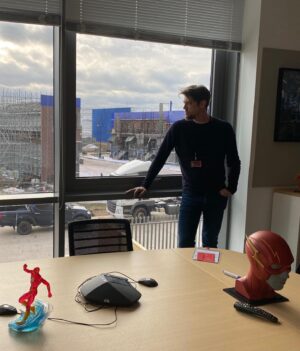 Andy Muschietti Instagram - Flashback to WB Leavesden studios - early days of pre-production . A disembodied head sitting on a table is all we had accomplished so far . 📸: @barbaramus  #theflashmovie #dcstudios #dc
