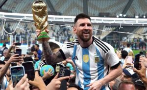 Andy Muschietti Instagram - Me explota el corazon . Como te la merecías @leomessi !!! Gracias argentina