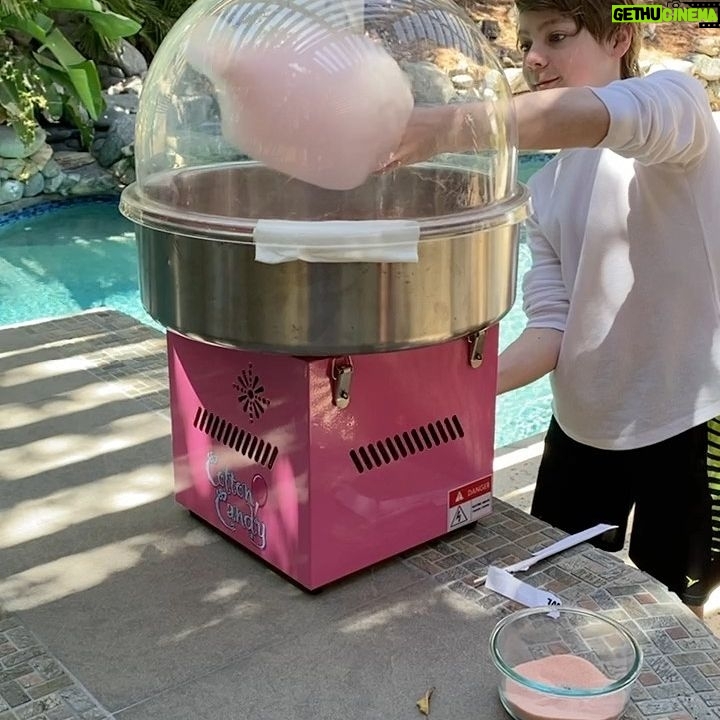 Andy Walken - 13.7K Likes - Cotton candy? Don’t mind if I do.
#cottoncandy #fairyfloss #sugar #spunsugar #backyardfun #puresugar