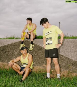 Andy Wu Instagram - 莫訪：「 @alvin.0101 你跑我就跑！」「 @andywu_1114 走啊！」 @morrispon 俗辣喔？」
-
然後我（中）、Andy（右）、元元（左）， 就開始一系列挑戰人生的運動解鎖。
-
因為前年 #台北馬拉松 ，三人相遇，成為非常要好（共患難）的朋友。
-
筆者：「想知道他們未來要做什麼嗎？」
-
筆者：「欣元，你身為全能運動員，一定知道很多運動會相互抵觸，怎麼看待這件事？會捨不得嗎？」
-
元：「或許某些方面，這些 #運動 相抵觸，像過往我也認為 #跑步 會掉肌肉，所以比較沒興趣。
-
但開始跑步接觸更多運動，體會到這些運動帶給身體不同的強化和過程中的快樂。」
-
筆者：「已經跑了不知道幾次的 #半馬 ，接下來就是 #全馬 的部分了吧？」
-
元：「可惡！壓力好大，但確實會讓我願意嘗試沒試過的運動。
-
所以全馬？你們跑、我就跑。」
-
筆者：「聽說你想要 #泳渡日月潭 ，是什麼契機讓你想做這件事！」
-
元：「今年給自己全新的挑戰；泳渡日月潭！你們會報吧？
-
就想挑戰不一樣的事情，甚至出國比賽，我們一起挑戰吧！」
-
筆者：「元元真是可愛的大男孩，接下來是小擎人，安迪小可愛 。」
-
筆者：「身為帥哥，最近聲量非常高，你覺得滿足了嗎？還有什麼下一步想做？」
-
擎：「我想我離成功還很遙遠，但我並不會妄自菲薄。
-
很珍惜現有的一切，不過內心還是相當渴望進步。
-
除了做好演員身分外，不斷地探索不同可能性，累積經驗值與觀點，你們兩個會一起吧？（還來？）
-
筆者：「我們一起跑了至少有三次的馬拉松，每次感覺有什麼不同？」
-
擎：「每一次的感受都不同。（不小心嚴肅起來）
-
例如平時練習頻率、天氣因素、自己身心靈狀態等等。
-
但我可以確定，有了你們兩位夥伴，即使想放棄，都會覺自己並不孤單，心靈馬力瞬間補滿。
-
筆者：「這麽官腔？那今年有什麼大目標嗎？」
-
擎：「今年想挑戰更多過去從未做過的事。」
-
筆者：「該不會是元元說的泳渡日月潭？」
-
擎：「威～～也是啦（？）但是演員與運動，確實想挑戰多變的角色或沒試過的運動。
-
筆者：「先跟大家預告，我們三人很有可能出現在泳渡日月潭。」
-
「前提是要搶到啦！！！」
-
真心覺得認識他們兩人真好，都是無私、喜歡分享跟奉獻的人。
-
以帥哥來說真的是很難得（？）
-
你/妳 喜歡跟 #朋友 一起跑步嗎？
-
Photography: @rockykao456 
-
#photography