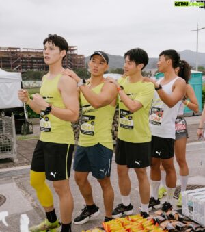 Andy Wu Instagram - 莫訪：「 @alvin.0101 你跑我就跑！」「 @andywu_1114 走啊！」 @morrispon 俗辣喔？」
-
然後我（中）、Andy（右）、元元（左）， 就開始一系列挑戰人生的運動解鎖。
-
因為前年 #台北馬拉松 ，三人相遇，成為非常要好（共患難）的朋友。
-
筆者：「想知道他們未來要做什麼嗎？」
-
筆者：「欣元，你身為全能運動員，一定知道很多運動會相互抵觸，怎麼看待這件事？會捨不得嗎？」
-
元：「或許某些方面，這些 #運動 相抵觸，像過往我也認為 #跑步 會掉肌肉，所以比較沒興趣。
-
但開始跑步接觸更多運動，體會到這些運動帶給身體不同的強化和過程中的快樂。」
-
筆者：「已經跑了不知道幾次的 #半馬 ，接下來就是 #全馬 的部分了吧？」
-
元：「可惡！壓力好大，但確實會讓我願意嘗試沒試過的運動。
-
所以全馬？你們跑、我就跑。」
-
筆者：「聽說你想要 #泳渡日月潭 ，是什麼契機讓你想做這件事！」
-
元：「今年給自己全新的挑戰；泳渡日月潭！你們會報吧？
-
就想挑戰不一樣的事情，甚至出國比賽，我們一起挑戰吧！」
-
筆者：「元元真是可愛的大男孩，接下來是小擎人，安迪小可愛 。」
-
筆者：「身為帥哥，最近聲量非常高，你覺得滿足了嗎？還有什麼下一步想做？」
-
擎：「我想我離成功還很遙遠，但我並不會妄自菲薄。
-
很珍惜現有的一切，不過內心還是相當渴望進步。
-
除了做好演員身分外，不斷地探索不同可能性，累積經驗值與觀點，你們兩個會一起吧？（還來？）
-
筆者：「我們一起跑了至少有三次的馬拉松，每次感覺有什麼不同？」
-
擎：「每一次的感受都不同。（不小心嚴肅起來）
-
例如平時練習頻率、天氣因素、自己身心靈狀態等等。
-
但我可以確定，有了你們兩位夥伴，即使想放棄，都會覺自己並不孤單，心靈馬力瞬間補滿。
-
筆者：「這麽官腔？那今年有什麼大目標嗎？」
-
擎：「今年想挑戰更多過去從未做過的事。」
-
筆者：「該不會是元元說的泳渡日月潭？」
-
擎：「威～～也是啦（？）但是演員與運動，確實想挑戰多變的角色或沒試過的運動。
-
筆者：「先跟大家預告，我們三人很有可能出現在泳渡日月潭。」
-
「前提是要搶到啦！！！」
-
真心覺得認識他們兩人真好，都是無私、喜歡分享跟奉獻的人。
-
以帥哥來說真的是很難得（？）
-
你/妳 喜歡跟 #朋友 一起跑步嗎？
-
Photography: @rockykao456 
-
#photography