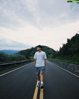 Andy Wu Instagram - /
ANDYU不知不覺已經滿一週年了！
從半夜的那通電話開始，到成立公司、註冊商標、網域、架設網站，弄報表處理帳務，然後與衣廠一次又一次的開會，以及兩人之間無數次的對話與討論，現在回想起來還是覺得非常不可思議，我們真的撐過來了！
ANDYU對我們來說是獨一無二的存在，他給了我們一個除了演戲之外也能傳達故事的機會，看著自己不斷地從每次錯誤中學習成長，即使過程中覺面對排山倒海來的壓力但依然甘之如飴，因為那是屬於我們自己的，當然能有這樣的機會，也要謝謝所有幫助過我們的朋友，不厭其煩的回答我們那些小白問題
最重要的是，所有視ANDYU為一胎二胎三胎的你們，沒有你們的支持，我們肯定無法有現在的ANDYU，知道大家都很關心我們，所以我們也不會辜負大家的心意，未來會持續進步，透過不同的形式分享更多的創意與故事。
這一年來我學習到最多的就是，問題與困境不會自己消失也逃避不了，解決問題的能力往往決定了事情的成敗，以及訂定短、中、遠期的目標，並且確實的達成，重點就是要認真與努力。未來還有學不完的課程在等著我們，但因為有彼此也無所畏懼。
雖然我們現在還很小，卻也表示著未來無可限量！