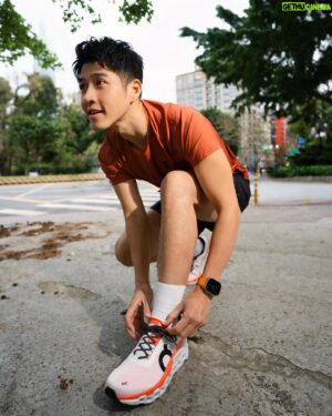 Andy Wu Instagram - 挑選一雙跑鞋時，我最在意的就是腳感，尤其當自己有一定的跑步經驗後，更能感受到鞋款回饋效果與支撐力的作用。這是我第一次穿著 On 昂跑 @orp_taiwan 的鞋子，在還沒穿上 Cloudmonster 2 時，他的外觀就成功吸引到我的目光，鮮豔的配色以及大面積的緩震鞋底很有品牌特色與標誌性，穿上後鞋面包覆性十足，跑步以及跳躍皆能感受到它強大的能量回饋，踏出去的每一步都相當輕盈且抓地力良好，是一雙無論日常訓練或是慢跑都能駕馭的好鞋！
有想接觸或是已經有跑步習慣的跑友們，挑選一雙好的跑鞋，能夠提升跑步時的體驗，最重要的還是要找到一雙適合自己並且喜歡的跑鞋，跑起來一定會更有動力！
 
#OnRunning #Cloudmonster2 #DreamOn #瑞士On昂跑 #MoreCushioning #MoreEnergy