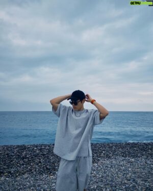 Andy Wu Instagram - 🔔長文提醒🔔

小時候對清明節的印象
就是一家人開著車回花蓮
那時候還沒有雪隧也沒有蘇花改
只有北宜公路與蘇花公路
印象中車程至少要五個小時以上
每次經過蘇花公路時
父母神情都會特別緊張
手中拿著玩具的我當然不知道要害怕什麼
只知道有很多大卡車或有落石的可能性
在半睡半醒中就抵達故鄉了

還記得家族的墓地旁邊有一條小溪
那時的情景真的很符合「掃墓」兩個字
因為長輩們一到墓地會先清理墓園的雜草
整理周遭的環境
而我基本上就是在旁邊玩耍的份
等到整個祭拜完後
印象最深的就是剝鴨蛋殼灑在墓地上
當時雖然不知道這有什麼含意
但大概也是唯一我能幫上忙的事情了
接著所有親戚都會回到叔叔家聚餐
看著嬸嬸、姑姑們從廚房變出美食
聽著爸爸與其他長輩們在客廳談天說地
真的都是非常珍貴的童年回憶

長大後
因為墓地遷移
祖先牌位都請到寺廟裡
掃墓的過程的確和小時候不同
但我想清明節最主要的
還是在紀念逝去的祖先們
以及表達對他們深深的感激之情
我也是到近幾年
才真的理解到此含義

百善孝為先
無論是對已離世的祖先們
還是在身邊的長輩們
我們都應該盡孝道
祝大家連假快樂
出入都平平安安～