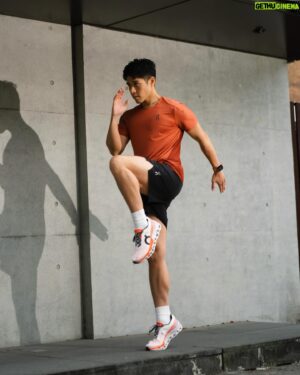 Andy Wu Instagram - 挑選一雙跑鞋時，我最在意的就是腳感，尤其當自己有一定的跑步經驗後，更能感受到鞋款回饋效果與支撐力的作用。這是我第一次穿著 On 昂跑 @orp_taiwan 的鞋子，在還沒穿上 Cloudmonster 2 時，他的外觀就成功吸引到我的目光，鮮豔的配色以及大面積的緩震鞋底很有品牌特色與標誌性，穿上後鞋面包覆性十足，跑步以及跳躍皆能感受到它強大的能量回饋，踏出去的每一步都相當輕盈且抓地力良好，是一雙無論日常訓練或是慢跑都能駕馭的好鞋！
有想接觸或是已經有跑步習慣的跑友們，挑選一雙好的跑鞋，能夠提升跑步時的體驗，最重要的還是要找到一雙適合自己並且喜歡的跑鞋，跑起來一定會更有動力！
 
#OnRunning #Cloudmonster2 #DreamOn #瑞士On昂跑 #MoreCushioning #MoreEnergy
