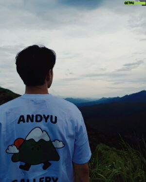 Andy Wu Instagram - /
ANDYU不知不覺已經滿一週年了！
從半夜的那通電話開始，到成立公司、註冊商標、網域、架設網站，弄報表處理帳務，然後與衣廠一次又一次的開會，以及兩人之間無數次的對話與討論，現在回想起來還是覺得非常不可思議，我們真的撐過來了！
ANDYU對我們來說是獨一無二的存在，他給了我們一個除了演戲之外也能傳達故事的機會，看著自己不斷地從每次錯誤中學習成長，即使過程中覺面對排山倒海來的壓力但依然甘之如飴，因為那是屬於我們自己的，當然能有這樣的機會，也要謝謝所有幫助過我們的朋友，不厭其煩的回答我們那些小白問題
最重要的是，所有視ANDYU為一胎二胎三胎的你們，沒有你們的支持，我們肯定無法有現在的ANDYU，知道大家都很關心我們，所以我們也不會辜負大家的心意，未來會持續進步，透過不同的形式分享更多的創意與故事。
這一年來我學習到最多的就是，問題與困境不會自己消失也逃避不了，解決問題的能力往往決定了事情的成敗，以及訂定短、中、遠期的目標，並且確實的達成，重點就是要認真與努力。未來還有學不完的課程在等著我們，但因為有彼此也無所畏懼。
雖然我們現在還很小，卻也表示著未來無可限量！