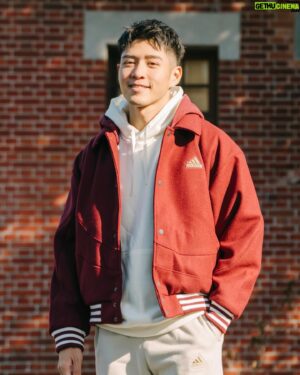 Andy Wu Instagram - 過新年穿新衣！
大過年就是要穿上喜氣的顏色
用最有朝氣的精神來迎接新年！
 
很喜歡 @adidas_tw 今年推出的新春限定系列
不退流行的連帽棒球外套很休閒又有造型
帽T在胸口上的龍年刺繡裝飾
更是有畫龍點睛的效果
再配上奶油色的ULTRABOOST
快穿扣的鞋帶設計很有戶外感
讓我已經等不及走春去囉！
 
大家已經想好今年過年的穿搭了嗎
 
@adidas_tw 
#happyFUNcation