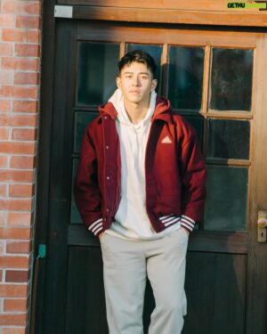 Andy Wu Instagram - 過新年穿新衣！
大過年就是要穿上喜氣的顏色
用最有朝氣的精神來迎接新年！
 
很喜歡 @adidas_tw 今年推出的新春限定系列
不退流行的連帽棒球外套很休閒又有造型
帽T在胸口上的龍年刺繡裝飾
更是有畫龍點睛的效果
再配上奶油色的ULTRABOOST
快穿扣的鞋帶設計很有戶外感
讓我已經等不及走春去囉！
 
大家已經想好今年過年的穿搭了嗎
 
@adidas_tw 
#happyFUNcation
