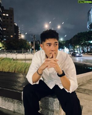 Andy Wu Instagram - 2023是充滿驚喜的一年
多了兩名重要的孩子！咪嚕&ANDYU
辦了兩場見面會✌🏻完成在舞台上唱歌的夢想
不間斷的路跑！破自己去年半馬的PB
出演一部相當有意義的戲劇

過程中
有過低潮亦有喜不自勝之時
謝謝所有陪伴、關心過我的大家
祝福我們在2024都能繼續向自己的目標前進
Happy new year ！