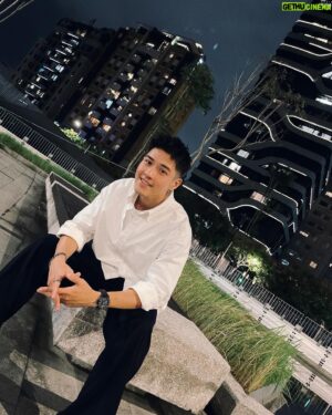 Andy Wu Instagram - 2023是充滿驚喜的一年
多了兩名重要的孩子！咪嚕&ANDYU
辦了兩場見面會✌🏻完成在舞台上唱歌的夢想
不間斷的路跑！破自己去年半馬的PB
出演一部相當有意義的戲劇

過程中
有過低潮亦有喜不自勝之時
謝謝所有陪伴、關心過我的大家
祝福我們在2024都能繼續向自己的目標前進
Happy new year ！