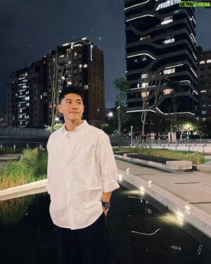 Andy Wu Instagram - 2023是充滿驚喜的一年
多了兩名重要的孩子！咪嚕&ANDYU
辦了兩場見面會✌🏻完成在舞台上唱歌的夢想
不間斷的路跑！破自己去年半馬的PB
出演一部相當有意義的戲劇

過程中
有過低潮亦有喜不自勝之時
謝謝所有陪伴、關心過我的大家
祝福我們在2024都能繼續向自己的目標前進
Happy new year ！