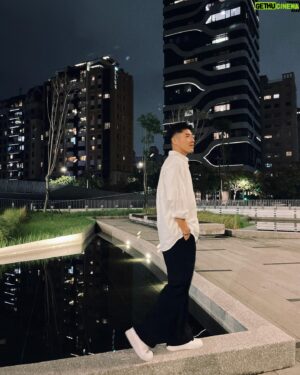 Andy Wu Instagram - 2023是充滿驚喜的一年
多了兩名重要的孩子！咪嚕&ANDYU
辦了兩場見面會✌🏻完成在舞台上唱歌的夢想
不間斷的路跑！破自己去年半馬的PB
出演一部相當有意義的戲劇

過程中
有過低潮亦有喜不自勝之時
謝謝所有陪伴、關心過我的大家
祝福我們在2024都能繼續向自己的目標前進
Happy new year ！