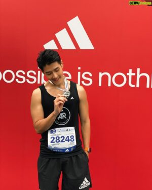 Andy Wu Instagram - 2023台北馬順利完賽！
內文跟馬拉松一樣長 請拿出耐心 😂

其實在十月份第一次自主練習時
我心中就有想要破百的念頭
但當時的身體狀態
讓我覺得這目標有點太遙遠
所以就只是默默放在心裡
有鑒於去年的經驗
我意識到在寒冷的天氣裡
穿著雨衣保溫的重要性
今年一開跑整體狀態就相當不錯
第一公里的配速是5:01
比原本設定快了20秒
當時我內心還有點擔心會不會一開始衝太快
不過跑在台北最美仁愛路上
身體實在絲毫不想減速
過了三公里
確定已完全熱開後就順勢將雨衣退場
到了七公里時
發覺自己平均配速是在4:50左右
突然燃起了想破百的慾望
便開始穩定提升速度
經過了9公里與17公里兩次補給後
平均速度來到4:44
離破百就差最後三公里
於是也毫無保留的全開
最後一公里甚至加速到4:16
可惜離一百分鐘內完賽還是差了24秒
雖然覺得好惋惜
但我覺得自己已經盡了全力
從沒想到這次能跑到這個成績！
非常的開心！

在台北市穿梭的21公里中
經過不同的老家
內心百感交集
想到了很多的人事物
這大概也是為什麼我這麼愛這個比賽
每一次跑著跑著都不自覺進入一種時空隧道
心中的激動真的難以表達

最後
謝謝 @adidas_tw 提供一個這麼棒的團隊
讓我們能有將近三個月完整的訓練
還有總讓我相當驚豔的跑鞋
能穿著AR的背心參賽
內心實在相當驕傲
也讓我有一種不能輕言放棄的態度
謝謝 @shannonwu1026 與 @shaoyu.wang 
還有所有戰友們～
因為彼此的打氣
才能有這麼棒的凝聚力
謝謝所有的小擎人們
無論是到場替我加油或是遠端的祝福
我都有感受到大家的支持！
連續兩年都有你們的陪伴真好！
最後謝謝自己的毅力
這段時間
即使在台南拍戲也堅持每天早起跑步
我做到了！

期待我們明年台北馬再見！

#台北馬拉松
#半馬
#1:40:24