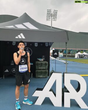 Andy Wu Instagram - 2023台北馬順利完賽！
內文跟馬拉松一樣長 請拿出耐心 😂

其實在十月份第一次自主練習時
我心中就有想要破百的念頭
但當時的身體狀態
讓我覺得這目標有點太遙遠
所以就只是默默放在心裡
有鑒於去年的經驗
我意識到在寒冷的天氣裡
穿著雨衣保溫的重要性
今年一開跑整體狀態就相當不錯
第一公里的配速是5:01
比原本設定快了20秒
當時我內心還有點擔心會不會一開始衝太快
不過跑在台北最美仁愛路上
身體實在絲毫不想減速
過了三公里
確定已完全熱開後就順勢將雨衣退場
到了七公里時
發覺自己平均配速是在4:50左右
突然燃起了想破百的慾望
便開始穩定提升速度
經過了9公里與17公里兩次補給後
平均速度來到4:44
離破百就差最後三公里
於是也毫無保留的全開
最後一公里甚至加速到4:16
可惜離一百分鐘內完賽還是差了24秒
雖然覺得好惋惜
但我覺得自己已經盡了全力
從沒想到這次能跑到這個成績！
非常的開心！

在台北市穿梭的21公里中
經過不同的老家
內心百感交集
想到了很多的人事物
這大概也是為什麼我這麼愛這個比賽
每一次跑著跑著都不自覺進入一種時空隧道
心中的激動真的難以表達

最後
謝謝 @adidas_tw 提供一個這麼棒的團隊
讓我們能有將近三個月完整的訓練
還有總讓我相當驚豔的跑鞋
能穿著AR的背心參賽
內心實在相當驕傲
也讓我有一種不能輕言放棄的態度
謝謝 @shannonwu1026 與 @shaoyu.wang 
還有所有戰友們～
因為彼此的打氣
才能有這麼棒的凝聚力
謝謝所有的小擎人們
無論是到場替我加油或是遠端的祝福
我都有感受到大家的支持！
連續兩年都有你們的陪伴真好！
最後謝謝自己的毅力
這段時間
即使在台南拍戲也堅持每天早起跑步
我做到了！

期待我們明年台北馬再見！

#台北馬拉松
#半馬
#1:40:24