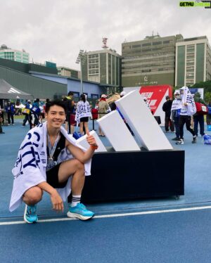 Andy Wu Instagram - 2023台北馬順利完賽！
內文跟馬拉松一樣長 請拿出耐心 😂

其實在十月份第一次自主練習時
我心中就有想要破百的念頭
但當時的身體狀態
讓我覺得這目標有點太遙遠
所以就只是默默放在心裡
有鑒於去年的經驗
我意識到在寒冷的天氣裡
穿著雨衣保溫的重要性
今年一開跑整體狀態就相當不錯
第一公里的配速是5:01
比原本設定快了20秒
當時我內心還有點擔心會不會一開始衝太快
不過跑在台北最美仁愛路上
身體實在絲毫不想減速
過了三公里
確定已完全熱開後就順勢將雨衣退場
到了七公里時
發覺自己平均配速是在4:50左右
突然燃起了想破百的慾望
便開始穩定提升速度
經過了9公里與17公里兩次補給後
平均速度來到4:44
離破百就差最後三公里
於是也毫無保留的全開
最後一公里甚至加速到4:16
可惜離一百分鐘內完賽還是差了24秒
雖然覺得好惋惜
但我覺得自己已經盡了全力
從沒想到這次能跑到這個成績！
非常的開心！

在台北市穿梭的21公里中
經過不同的老家
內心百感交集
想到了很多的人事物
這大概也是為什麼我這麼愛這個比賽
每一次跑著跑著都不自覺進入一種時空隧道
心中的激動真的難以表達

最後
謝謝 @adidas_tw 提供一個這麼棒的團隊
讓我們能有將近三個月完整的訓練
還有總讓我相當驚豔的跑鞋
能穿著AR的背心參賽
內心實在相當驕傲
也讓我有一種不能輕言放棄的態度
謝謝 @shannonwu1026 與 @shaoyu.wang 
還有所有戰友們～
因為彼此的打氣
才能有這麼棒的凝聚力
謝謝所有的小擎人們
無論是到場替我加油或是遠端的祝福
我都有感受到大家的支持！
連續兩年都有你們的陪伴真好！
最後謝謝自己的毅力
這段時間
即使在台南拍戲也堅持每天早起跑步
我做到了！

期待我們明年台北馬再見！

#台北馬拉松
#半馬
#1:40:24