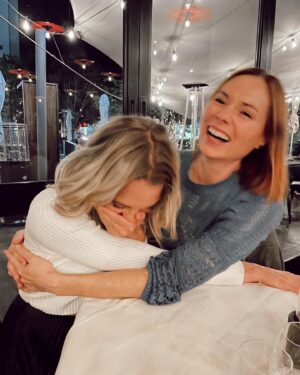 Anel Alexander Instagram - Oh, how we laughed! Eventually we got one 😁 14 jaar se vriendskap. Ek laaik jou kwaai, @leandiedurandt. Here’s to many more Pret-oria kuiers 🍾