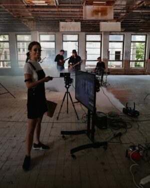 Aneta Kernová Instagram - BTS photos from directing a music video “HOPE” for a band Join The Caravan. 🎬🎵 #soon #musicvideo 

Photos by @denisa.lev 📷

The best filming location @fzgstudio 👌🏻