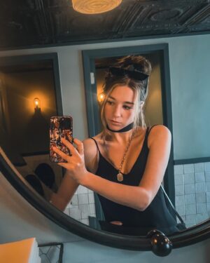 Aneta Kernová Instagram - We have similar phones, but you can have unique cases! @naivista / naivista.shop 📱🖤