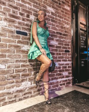 Aneta Sulek Instagram - Nebavi mě móda, Co ma “každý druhy”. Líbí se mi strelena, odvážná nebo proste jen v něčem  jiná… jak jste na tom vy? Bojíte se experimentovat nebo jste odvážnější? 

#moda #outfit #outfits #dubaioutfit #dubiwoman #body #bodypositivity #blondewoman