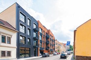 Aneta Sulek Instagram - 📣 Volejte sláva a tři dny se radujte! Hlásíme poslední tři volné byty a dva komerční prostory v projektu Garden Lofts, Praha 5. 🏘️ 

💫 Ne, tohle nejsou vizualizace od @pizingersmorix. Realizace předčila naše očekávání. A jak se líbí vám?

🔑V Garden Lofts jsou bytové jednotky plné světla a industriálních prvků a jsou navrženy tak, aby naplnily vaše představy o dokonalém bydlení. A to nejlepší? Skvělá poloha v klidné části a přitom kousek od rušného centra města. 🌆

🗣️Ozvěte se @zdenekjemelik_luxent pro více informací
.
📍Smíchov, Praha 5
🔎Více na gardenlofts.cz a v link🌳 v biu
.
#developmentprojectprague #luxent #living #prague5 #realestate #cityview #modernliving #comfort #newhome #gardenlofts #luxentainment