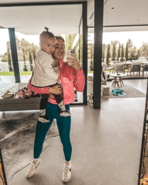 Aneta Sulek Instagram - Naše rána. Tolik mazlení, lasky a hraní. 
#loveyou #mommy #mommyandson #son #morning #love #family #marbella #marbellalifestyle