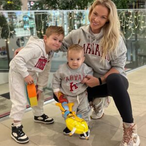Aneta Sulek Instagram - 1: Ten, díky kterému věřím od malička na pohadky se šťastným koncem. Laska na cely život. 8 let spolu a každý den si říkám jaké jsem měla štěstí. Milovat a milovat! 🤍 

2: Tolik lasky, co oni dávají sobě, jako bráškové ale i nám je neskutečne. Jsou tu jeden pro druhého. Ikdyž by starsi Bracha mu mohl vše oplatit, co mu maly rostak provádí, tak má trpělivost a vše mu dovolí. Každé ráno pusa, když se de do školy, když se přijde ze školy a večer před spaním. To, co vidí u rodičů, tak pak dělají také. Naše rodina je proste prehnane krasne zamilovaná 🤍🤍 

3: oni a já. Nekonečna laska 🤍💪🏿. 

#laska #tyaja #youandme #loveyou #forever