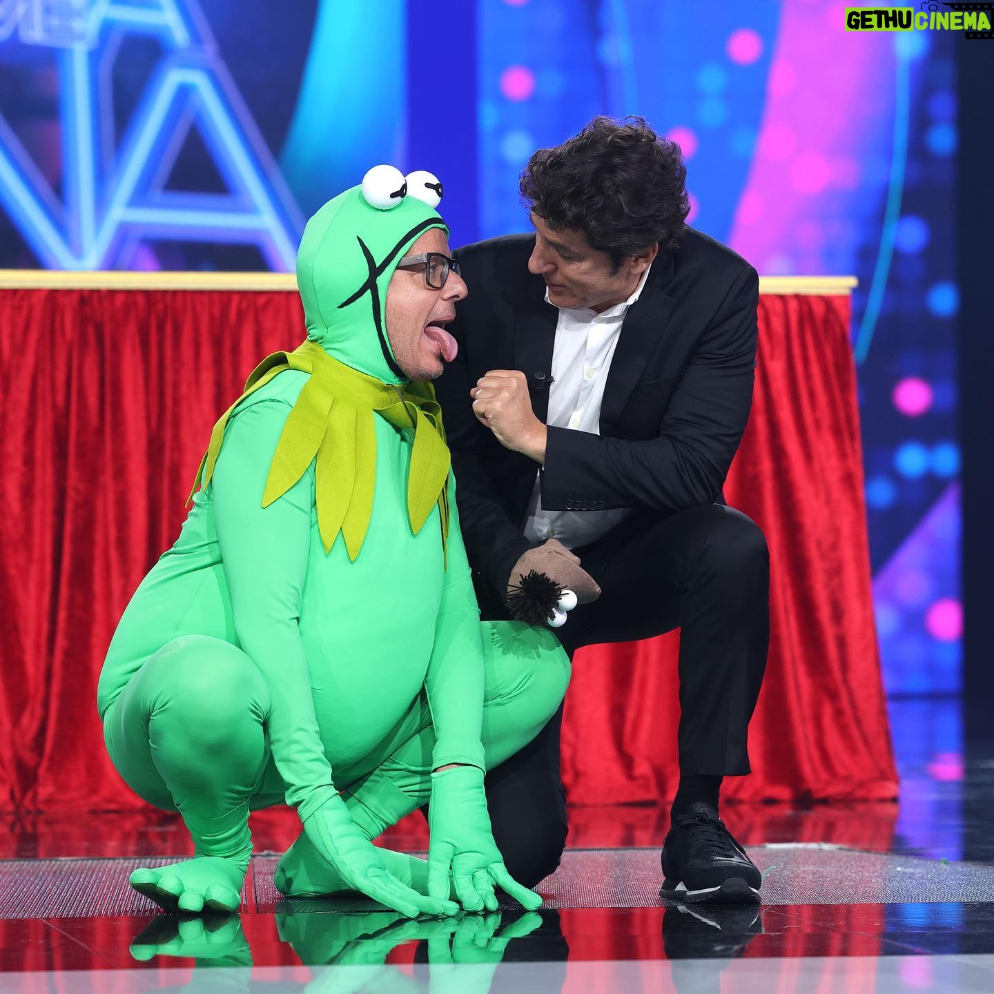 Àngel Llàcer - 2.9K Likes - ¡Maná Maná!
¿Sabéis que no podía evitar acompañar a @susicaramelo en su momento Muppet, no?
¡MARAVILLA!
📸 @joseirun_fotografia
@tucaramesuena
@antena3com