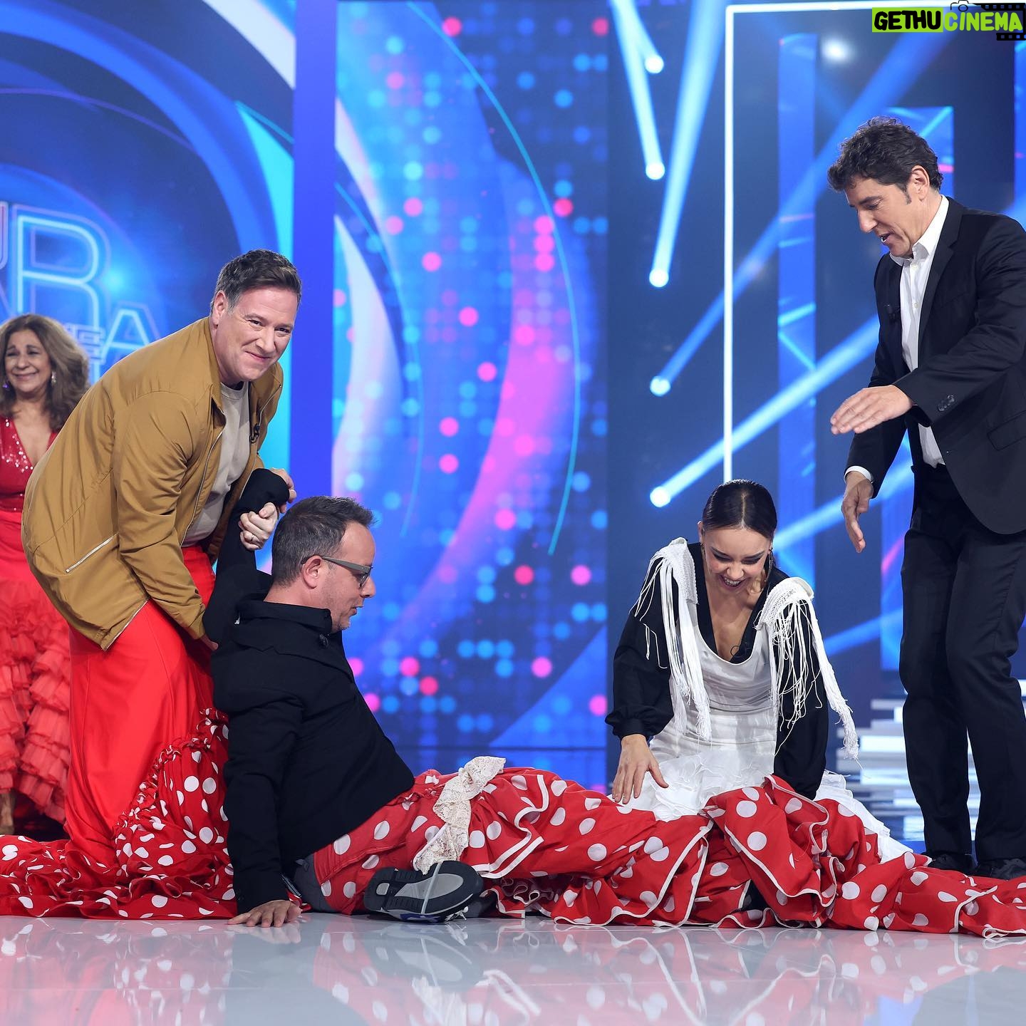 Àngel Llàcer - 2.1K Likes - ¡No se me da mal esto de la bata de cola, @lolitafoficial ! 💃
📸 @joseirun_fotografia
@tucaramesuena