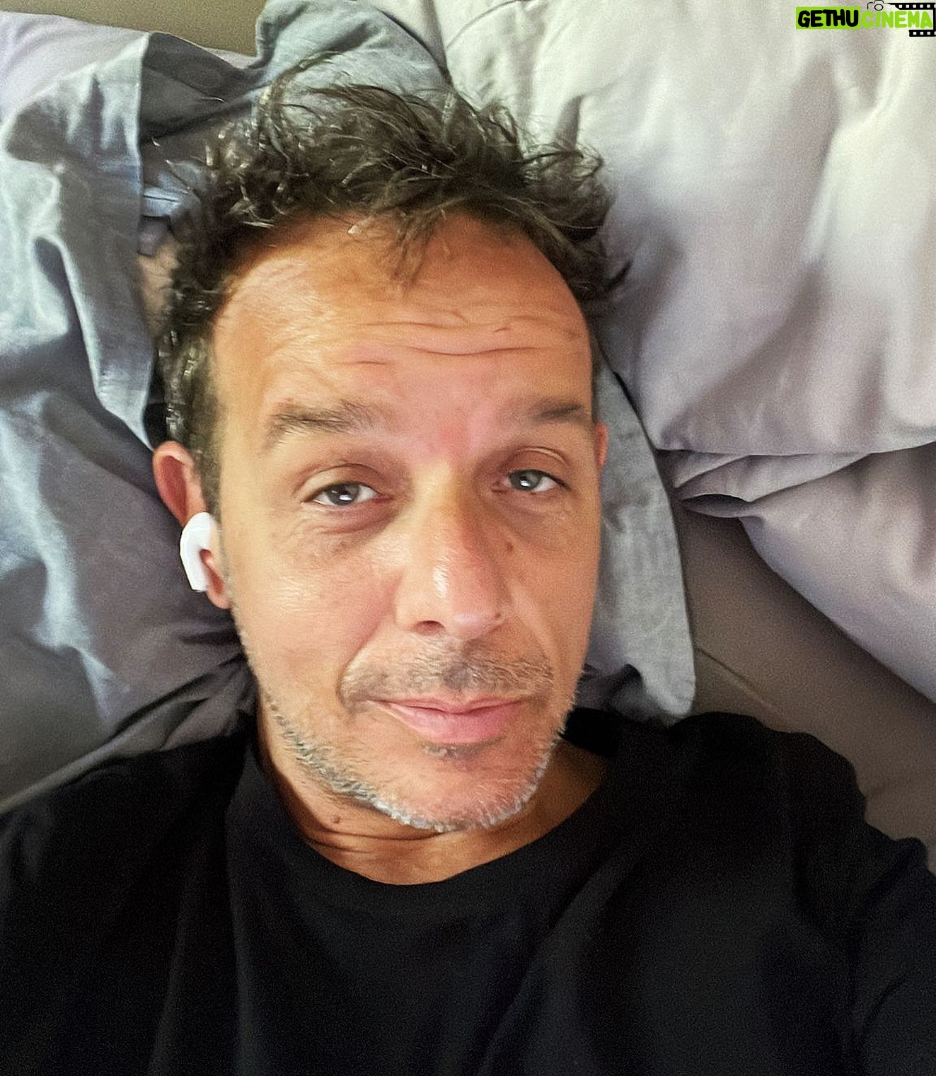 Àngel Llàcer - 2.7K Likes - ¡Buenos días a todos!
¿Qué es lo primero que hacéis al despertar?
Yo he amanecido así esta mañana…