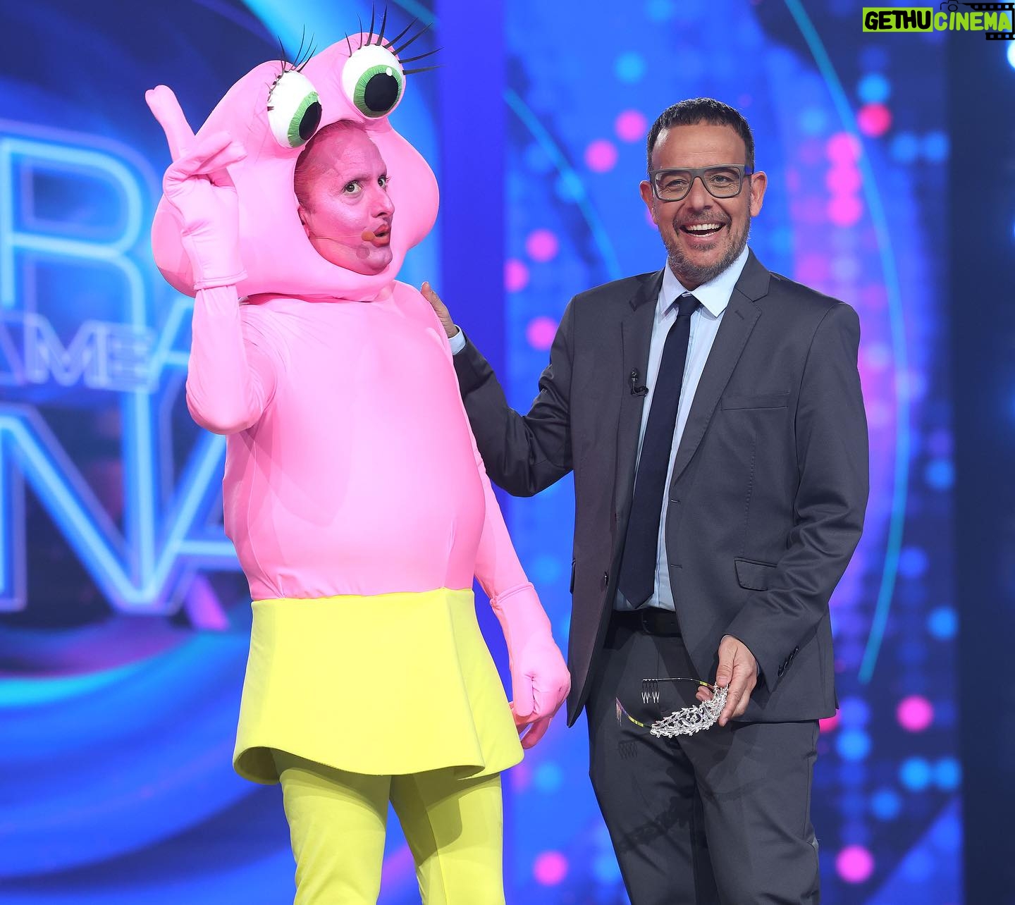 Àngel Llàcer - 2.1K Likes - Hay situaciones para las que me quedo sin palabras… no hay mejor manera de empezar la gala que con @josietv haciendo el sapito…
Se merece esa corona ¿si o no?
📸 @joseirun_fotografia
@tucaramesuena
#sapito #brinquito #tcms #tucaramesuena