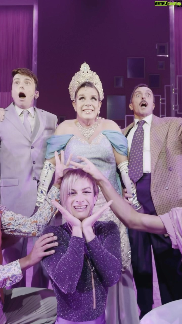 Àngel Llàcer - 2.2K Likes - ¡¡YA NO QUEDA NADA!!
Primeras imágenes que podéis ver del nuevo musical @theproducerselmusical que empieza funciones este 15 de septiembre en el Teatro Tívoli de Barcelona⏳⌛️😱
¡Espero que nadie se lo pierda! ¿Quién tiene ya las entradas?
Qué nervios y qué ganas 🙌🏽