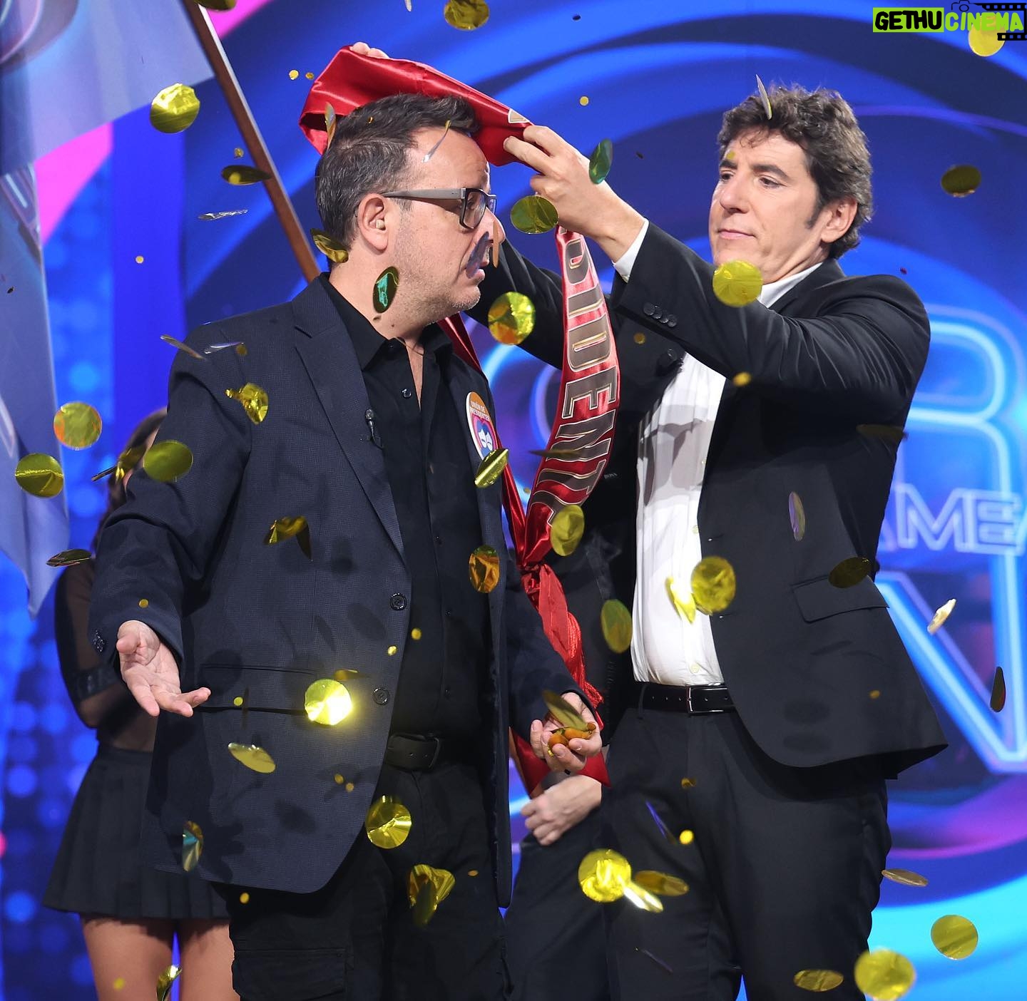 Àngel Llàcer - 2.2K Likes - No me miréis así @chenoa @carloslatre @lolitafoficial …
Sea como sea, ¡me han votado!
✌🏻 ¡PRESIDENTE! ✌🏻
📸 @joseirun_fotografia
@tucaramesuena