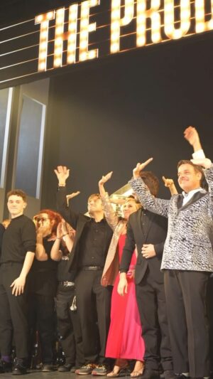 Àngel Llàcer Instagram - Y por fin llegó nuestra🌟Opening Night🌟 en el Nuevo Teatro Alcalá de Madrid, lleno de magia, música, muchos amigxs, caras conocidas, carcajadas y buen ambiente que recordaremos por mucho tiempo🤎💥

Os dejamos un pequeño resumen de como fue la noche 🍾🥂

GRACIAS MADRID por acogernos tan bien la primera semana de funciones y a todxs lxs que formasteis parte de esta noche 🥳

¡A por más!🚀🚀

...
#TheProducerselMusical #AngelLlacer #ManuGuix #MelBrooks #NuevoTeatroAlcalá #Madrid #TheProducers #Estreno #10ÚnicasSemanas #ElMusicalMasPremiadoDelaHistoria
