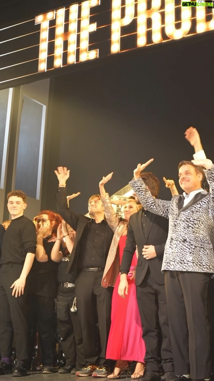 Àngel Llàcer - 2.4K Likes - Y por fin llegó nuestra🌟Opening Night🌟 en el Nuevo Teatro Alcalá de Madrid, lleno de magia, música, muchos amigxs, caras conocidas, carcajadas y buen ambiente que recordaremos por mucho tiempo🤎💥
Os dejamos un pequeño resumen de como fue la noche 🍾🥂
GRACIAS MADRID por acogernos tan bien la primera semana de funciones y a todxs lxs que formasteis parte de esta noche 🥳
¡A por más!🚀🚀
...
#TheProducerselMusical #AngelLlacer #ManuGuix #MelBrooks #NuevoTeatroAlcalá #Madrid #TheProducers #Estreno #10ÚnicasSemanas #ElMusicalMasPremiadoDelaHistoria