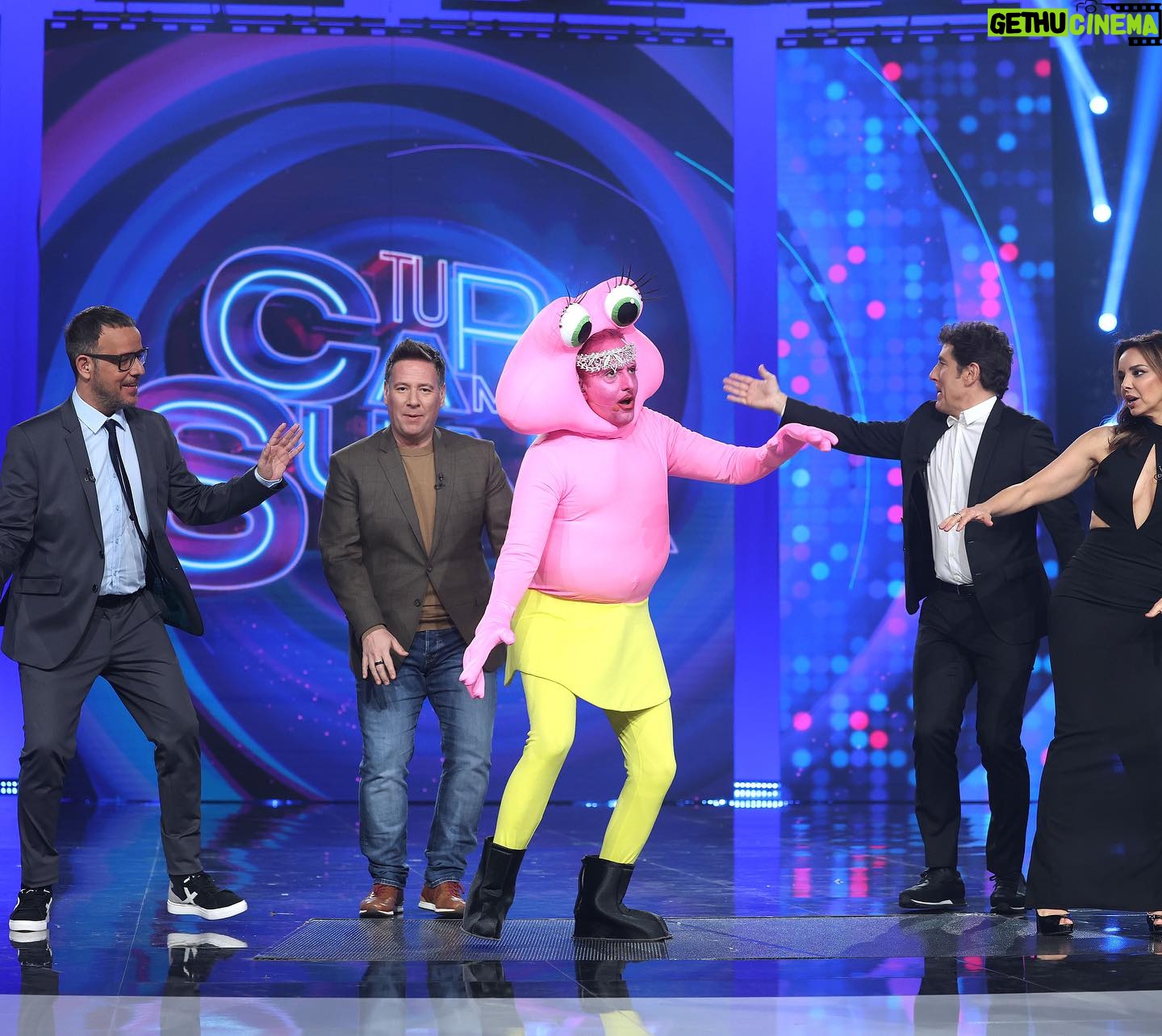 Àngel Llàcer - 2.1K Likes - Hay situaciones para las que me quedo sin palabras… no hay mejor manera de empezar la gala que con @josietv haciendo el sapito…
Se merece esa corona ¿si o no?
📸 @joseirun_fotografia
@tucaramesuena
#sapito #brinquito #tcms #tucaramesuena