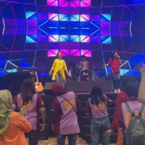 Angel Sianturi Instagram - Pecah bgt guys😍thx
Loveeeee u all 
*cu

#kenang8 
#ingatankuselaludidelapan 
#reuniakbar65thsmandeljakarta 
#reuniakbar65tahunsman8jakarta