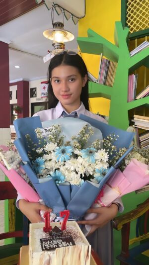Angel Sianturi Instagram - Happy Birthday to me..
Thx GOD😇surprise kejutan ultah ak

Terimakasih bpk ibu guru tmn” 😍saudara”i sahabat”semua doa” terbaik na🙏AmienAmienAmien
Dukung SUPPORT ak slalu..
Doa” terbaik jg tuk smua na..

#angelsianturi #angelinasianturi
#isabelangelinasianturi