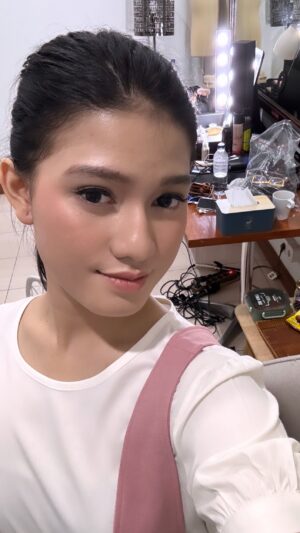 Angel Sianturi Instagram - Kerja di saat liburan 🫶🏻 semangat 
*photoshoot iklan..thank u all💕😍
