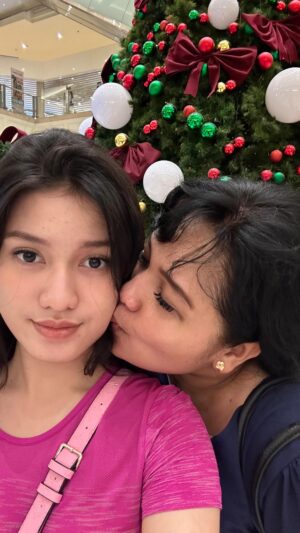 Angel Sianturi Instagram - Uda disini aj..
With My❤️Mom
Thx GOD 4 everything