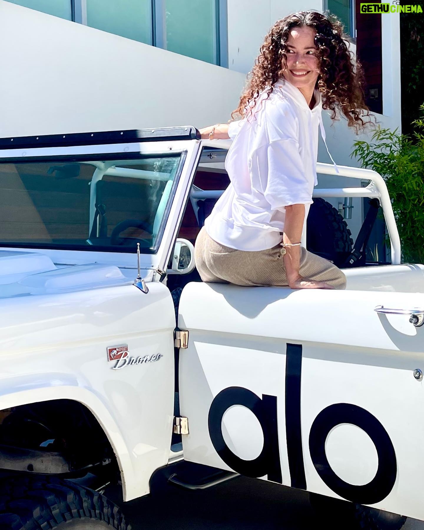 Angela Alvarado - 733 Likes - Super fun day at @aloyoga. #alohouse #alo #yoga #wellness #gratitude #zen #livingmybestlife #peace #fun #laugh #smile 📷 by: @sydneylbell @naturalmodelsla