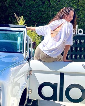 Angela Alvarado Instagram - Super fun day at @aloyoga. #alohouse #alo #yoga #wellness #gratitude #zen #livingmybestlife #peace #fun #laugh #smile 📷 by:  @sydneylbell @naturalmodelsla