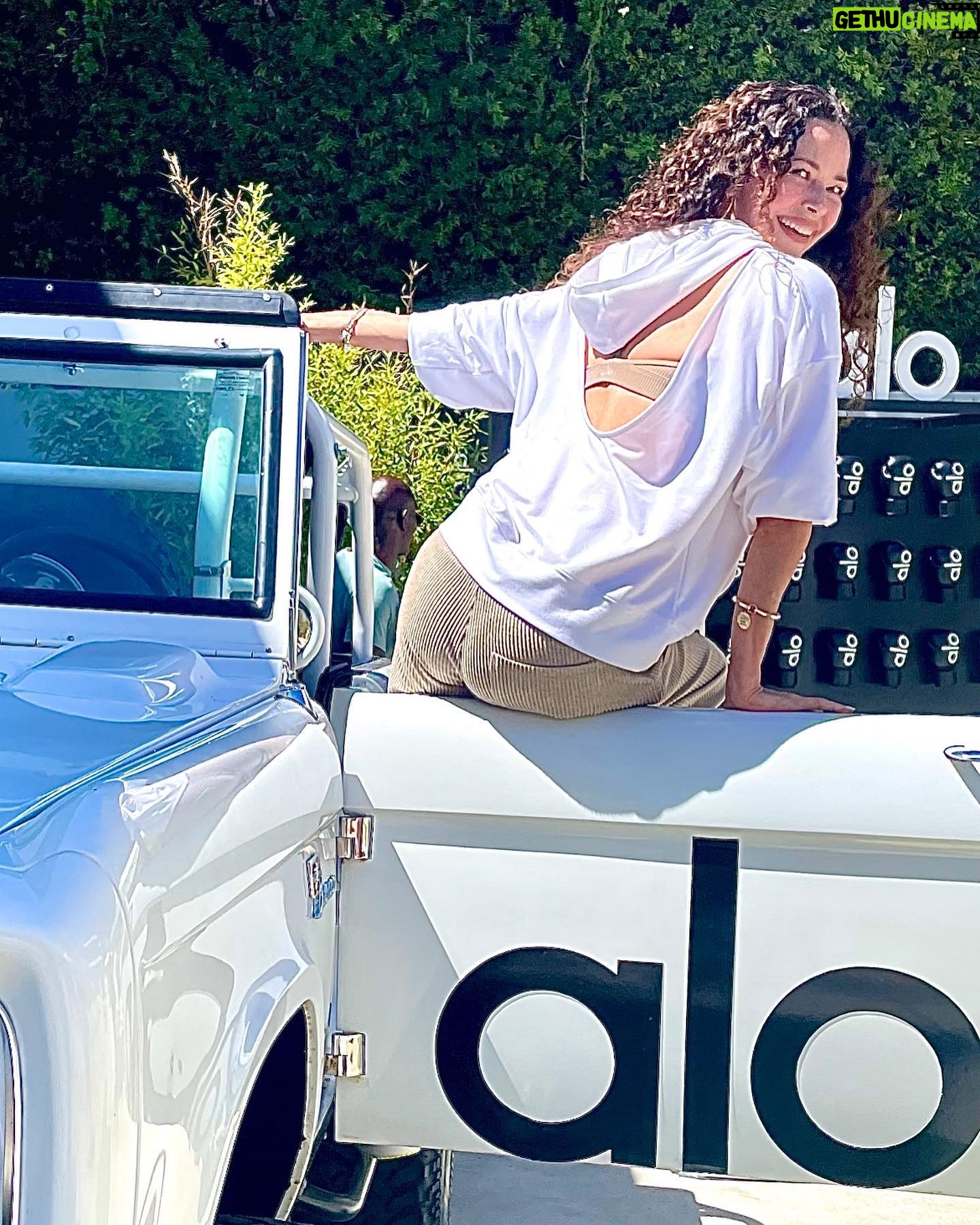 Angela Alvarado - 733 Likes - Super fun day at @aloyoga. #alohouse #alo #yoga #wellness #gratitude #zen #livingmybestlife #peace #fun #laugh #smile 📷 by: @sydneylbell @naturalmodelsla
