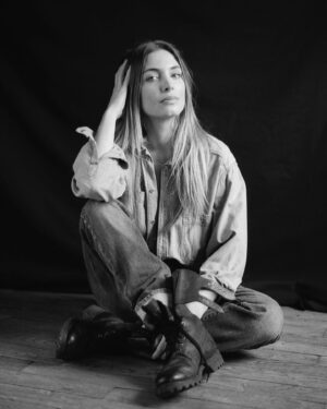 Angèle Vivier Instagram - Ce que j’ai appris en 2023 :

- Valoriser la qualité des relations plutôt que la quantité.
- Remettre en question les schémas qui ne me conviennent plus.
- La pratique sportive quotidienne apporte des bienfaits physiques et mentaux significatifs.
- L’authenticité avec soi-même et les autres évite des situations inconfortables.
- Ne pas se laisser décourager par les opinions négatives.
- Ceux qui critiquent ta lumière devraient allumer la leur.
- Apprécier l’effet de l’anesthésie 😂.
- La guérison complète de mon genou.
- Ma dépendance totale à Netflix.
- Être une maman chien avec son lot de promenades, de câlins, de rencontres, de dépenses, de poils et d’amour. 
- Utiliser les expressions « Outfit » et « Boring » 😂
-Quand tu es à découvert, ton banquier, ce magicien, devient un expert en « retrait d’argent inexistant/invisible » 😅.
-L’entraide c’est merveilleux. 

Ce que je souhaite pour 2024 :

- Continuer à cultiver des relations significatives.
- Développer des habitudes alignées avec ma vision future.
- Poursuivre ma formation en yoga et entamer une formation de coach (sport/mental).
- Approcher au plus près de mon plein potentiel.
- Continuer à apprendre et remettre en question.
- Avoir confiance en moi.
- Prévoir une autre « anesthésie » 😂.
- Réduire Netflix et privilégier la lecture.
- Résister à l’achat/adoption d’un énième animal.
- Éviter les découverts 😅.
- Maintenir les castings « au cas où ».
- Professionnaliser et développer mes réseaux sociaux pour partager avec vous. 
- Créer, écrire, dessiner, photographier, filmer.
- Voyager, explorer, rencontrer, randonner, photographier.
- Rire encore et toujours 
- Continuer à apporter mon soutien lorsque j’en ai l’énergie et les moyens. 

La liste est longue, je ne pourrais peut-être pas tout accomplir cette année et la vie offre son lot de surprises qui peuvent nous conduire vers des chemins inattendus, mais je trouve la démarche de cette liste intéressante à revisiter de temps en temps.

#model #actress #wish #list