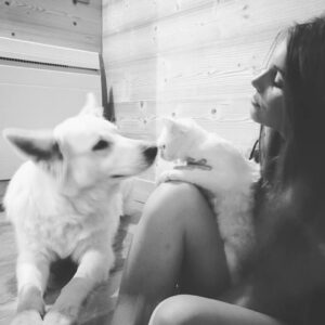 Angèle Vivier Instagram - Bon voyage Gala ! 🕊️Si triste de te savoir partie et si contente d’avoir partagé ces moments avec toi ! Tu as été une super gardienne pour notre tribu depuis 14 ans ! Force calme, chienne du mont blanc ! On t’aime de tout notre cœur ❤️ 

Ces être d’un amour inconditionnel sont des exemple et des gardiens pour nous humains.